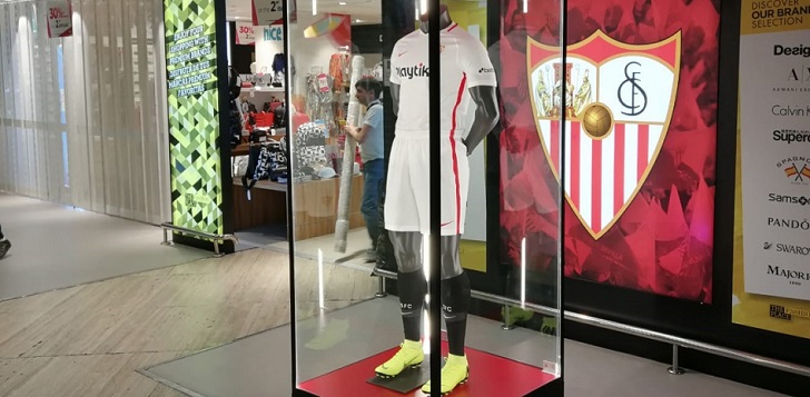 El club ha inaugurado un nuevo punto de venta en el aeropuerto de la capital andaluza que se suma a los que el equipo ya tenía en el propio estadio y en la Puerta de Jerez.